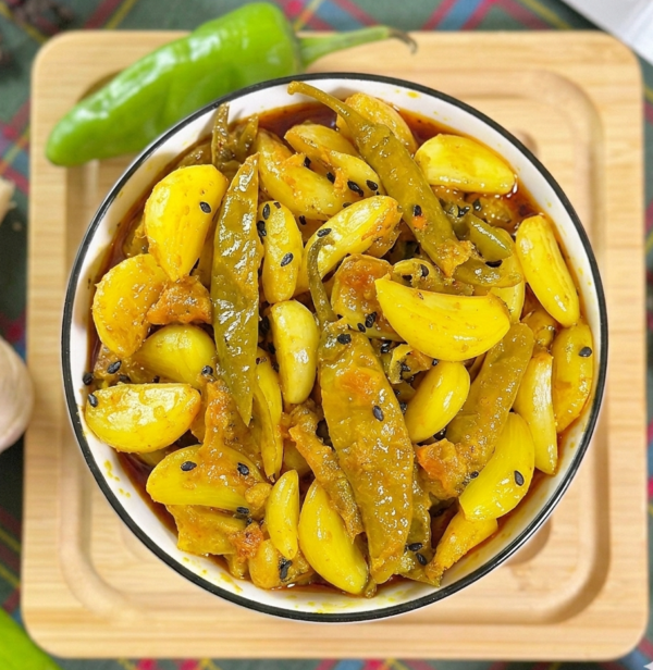 Lahsan Mirch Pickle (لہسن مرچ اچار)